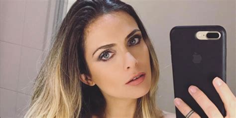 clara morgane chaude|PHOTO Clara Morgane enlève le haut de son bikini et donne